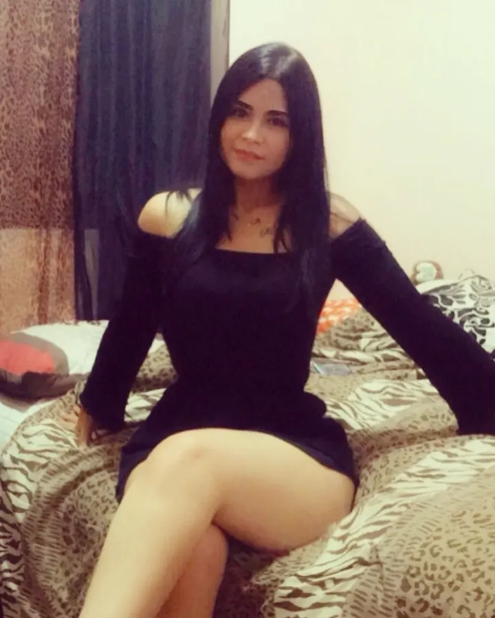 Femme latine aux cheveux noirs, regardant l'objectif avec un sourire franc.